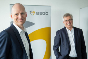 Steffen Böhm becomes new Managing Director at BEGO Implant Systems (left: Steffen Böhm, right: Walter Esinger)